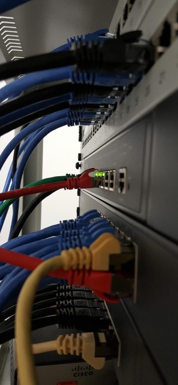 明日方舟终末地 App 设置界面，同步开关与离线缓存空间占用条清晰可见